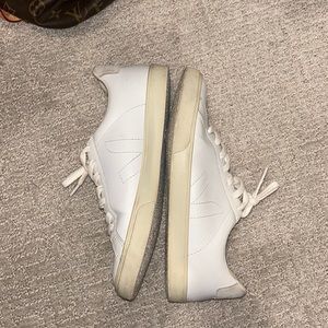 Vega white size 8 tennis shoe
